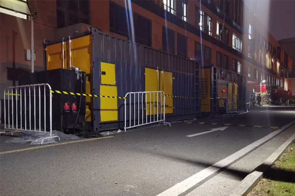 巴宜柴油发电机组的输出电压是如何调节的？