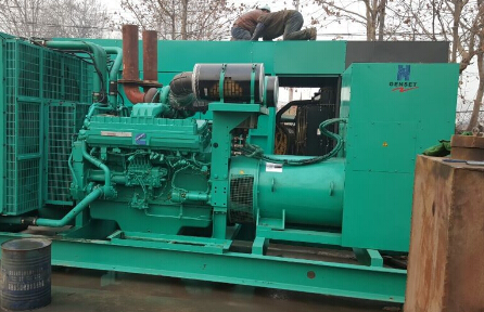 巴宜发电机组如何判断水冷式机油散热器内部是否需要清洗？