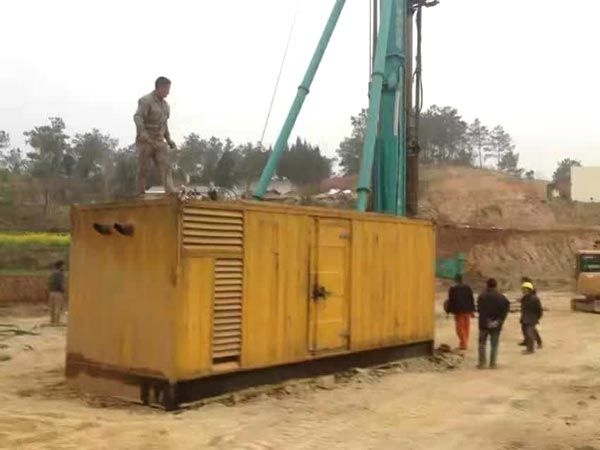 巴宜如何判断水冷式机油散热器密封件是否需要更换？